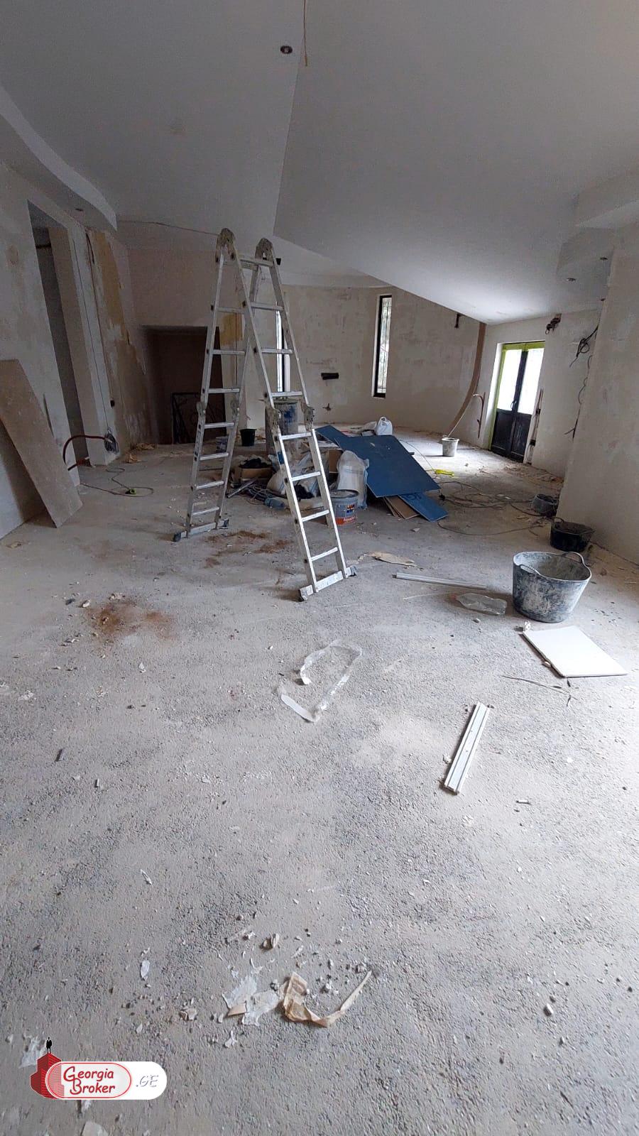 ქირავდება  ახალი  გარემონტებული  4სართულიანი  შენობა  წყნეთში